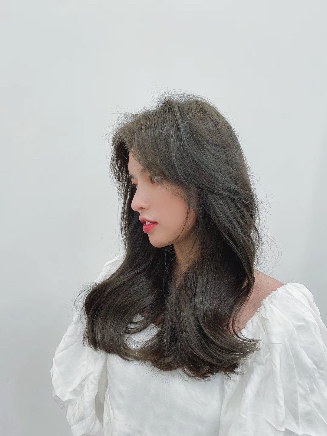 闷青色这种颜色适合皮肤相对来说比较白的 如果皮肤比较暗的情况 美图社区 美图秀秀