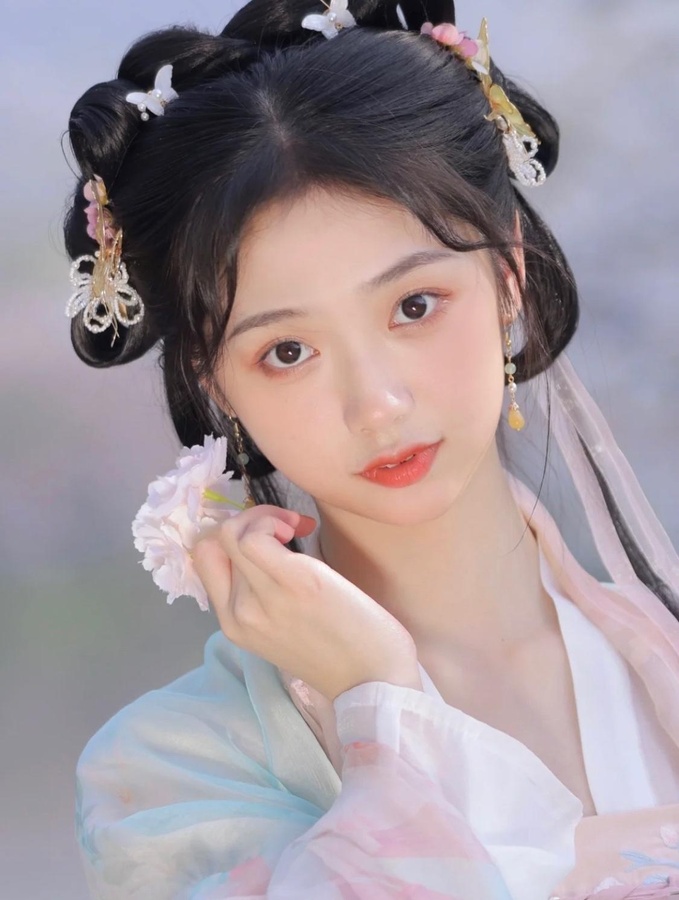🌸眉梢眼角藏秀气,声音笑貌露温柔🌸-美图社区-美图秀秀